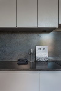 kök med arbetskiva i sten